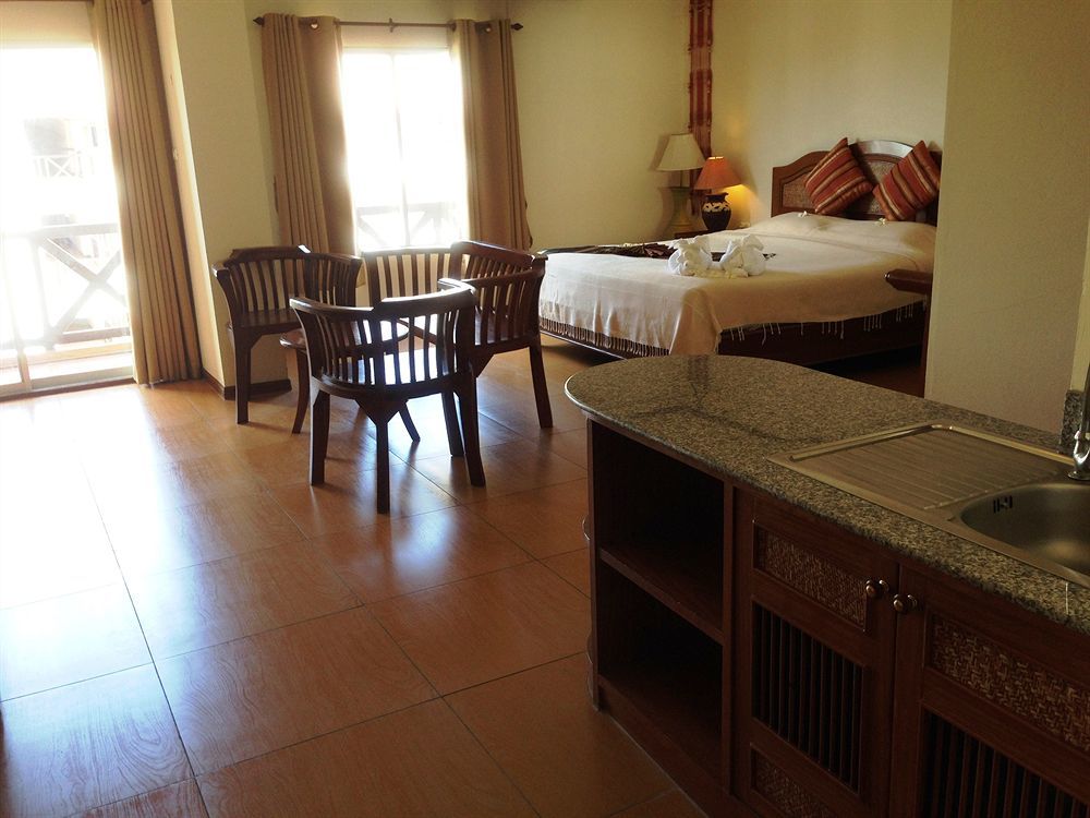 Phuphaya Resort Паттайя Экстерьер фото
